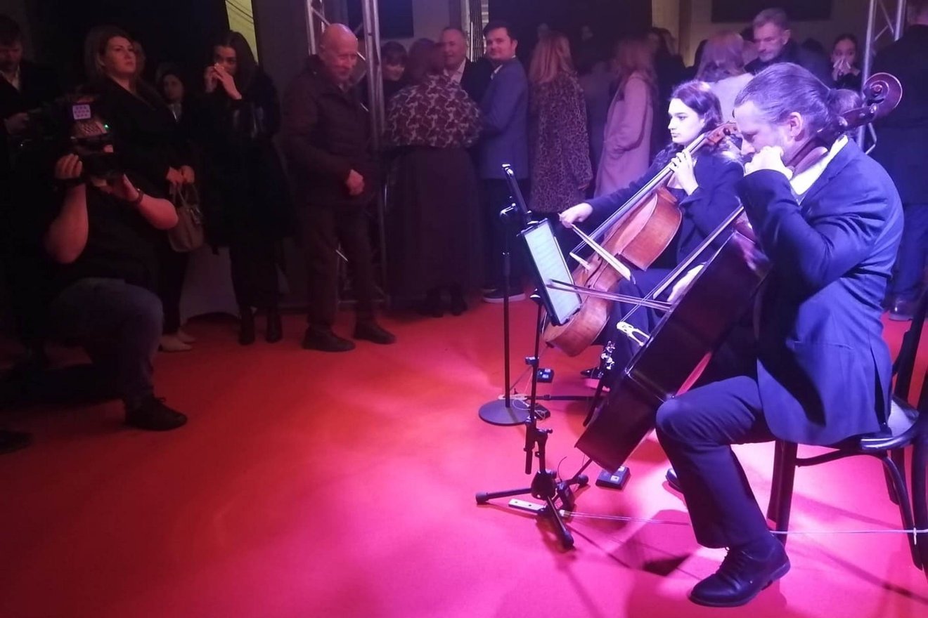 Vörös szőnyegen érkeztek a jelöltek és  a nézők a színházba, ahol élő zene fogadta őket &bullet;  Fotó: Bodor Tünde