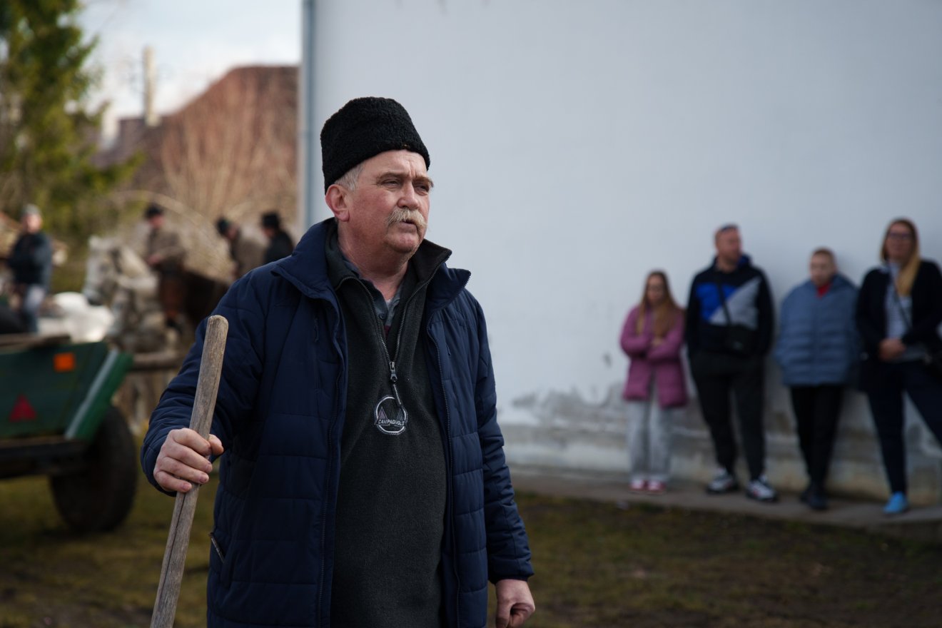 Minden állattartó marhagazda, aki a ganyét a mezőre kihordta, terítse szét és szántsa bele, mert ha nem, tavasszal a levét megissza, intette a gazdákat Sándor Csaba, a Kőhíd Egyesület elnöke &bullet;  Fotó: Tuchiluș Alex
