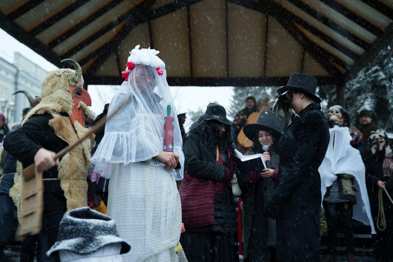 A „gyászgyülekezet” jelenlétében megeskették az ifjú párt &bullet;  Fotó: Tuchiluș Alex