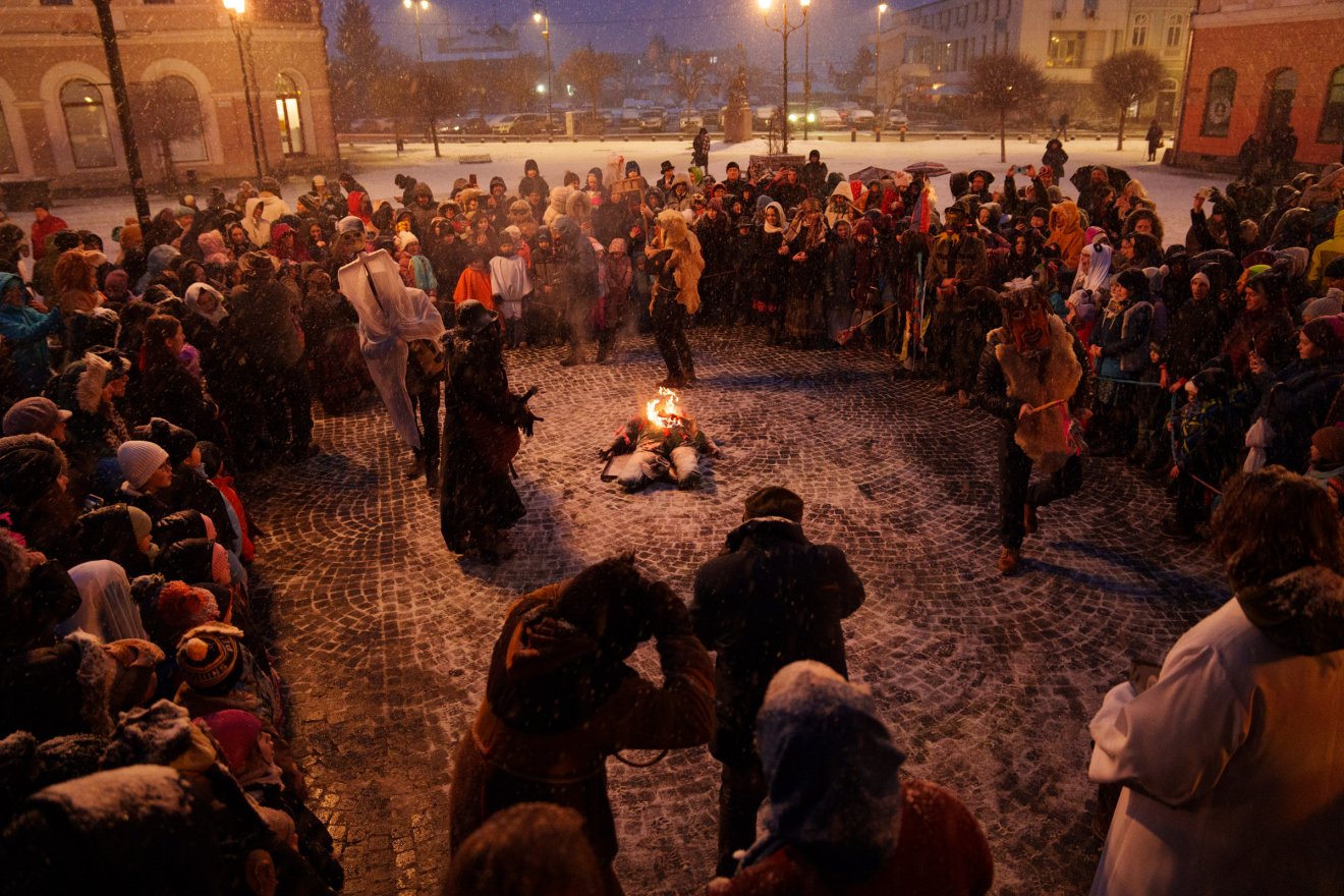 A hideg ellenére gyerekek és felnőttek is szép számban eljöttek a mulatságra &bullet;  Fotó: Tuchiluș Alex