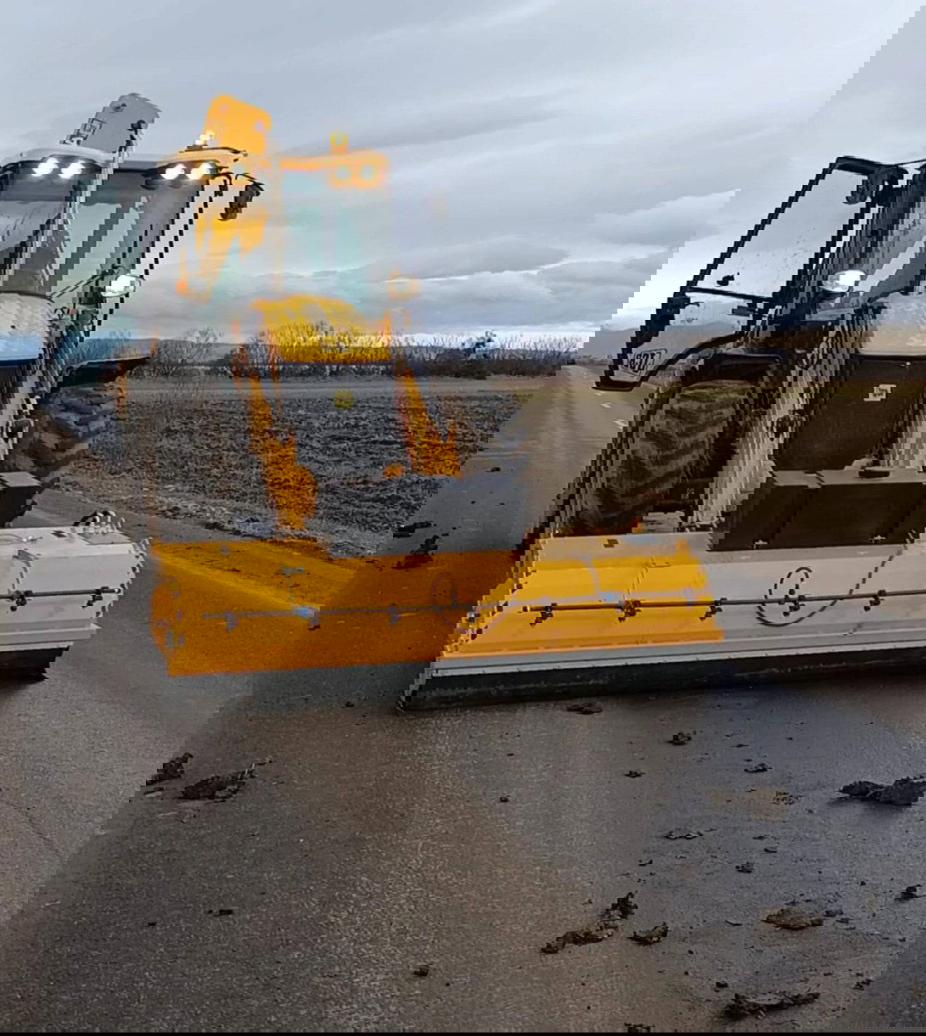 Az illyefalvi útseprő tartályba gyűjti be a földet és visszaviszi a mezőgazdasági területre &bullet;  Fotó: Cserei György