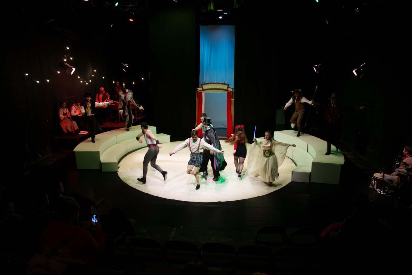 A Walt Disney-féle Pinokkió-rajzfilmnek egyféle parafrázisa is az előadás. &bullet;  Fotó: Tuchiluș Alex