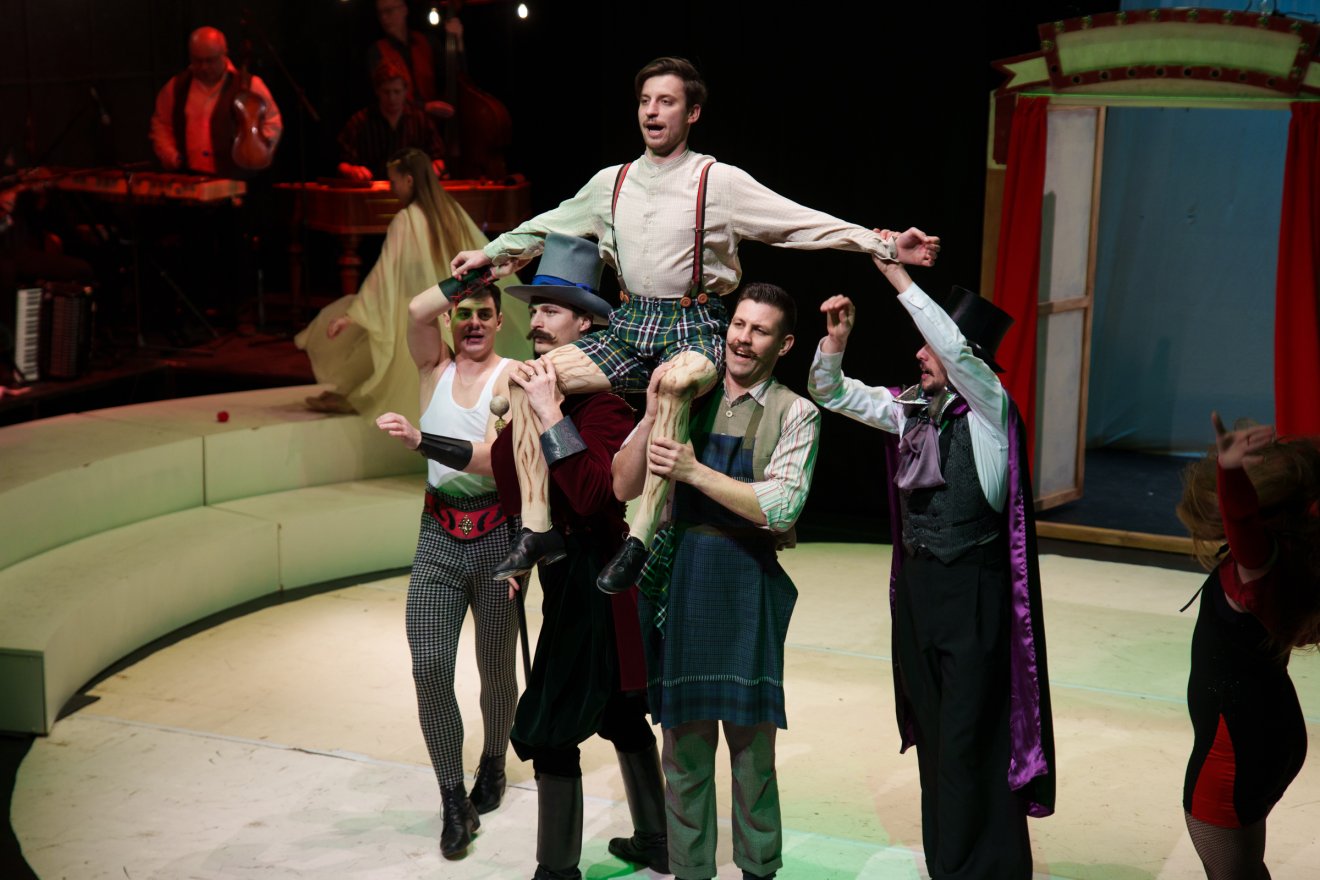 Bakcsi Kata jelmez-, díszlet- és látványtervezőnek köszönhetően elragadóan színes az előadás. &bullet;  Fotó: Tuchiluș Alex