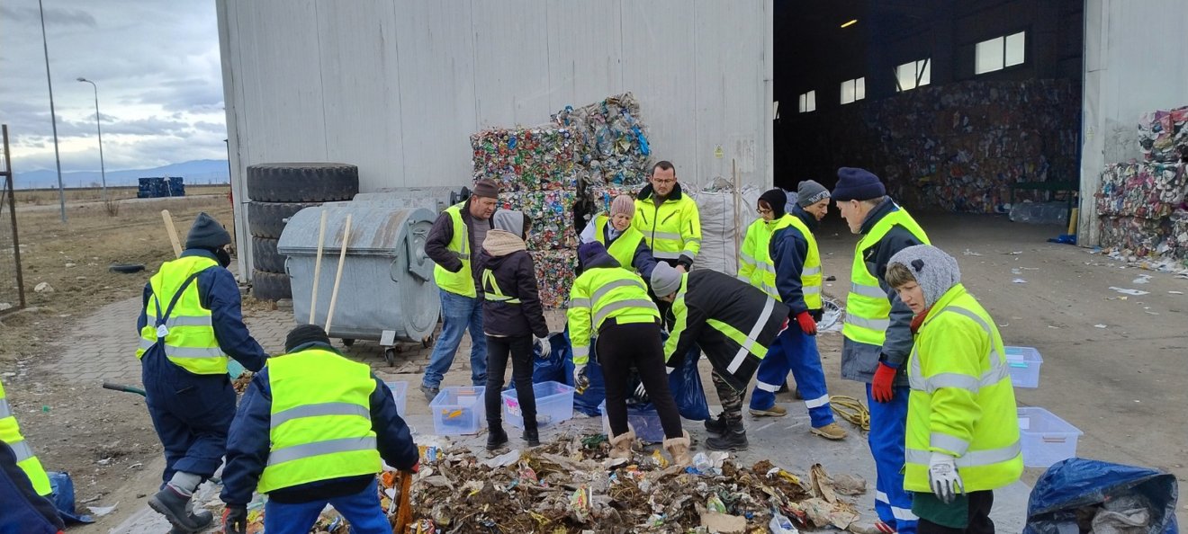 Tizenöt ember hét munkanapon át dolgozott a szelektív hulladék átvizsgálásán &bullet;  Fotó: Dávid Sándor