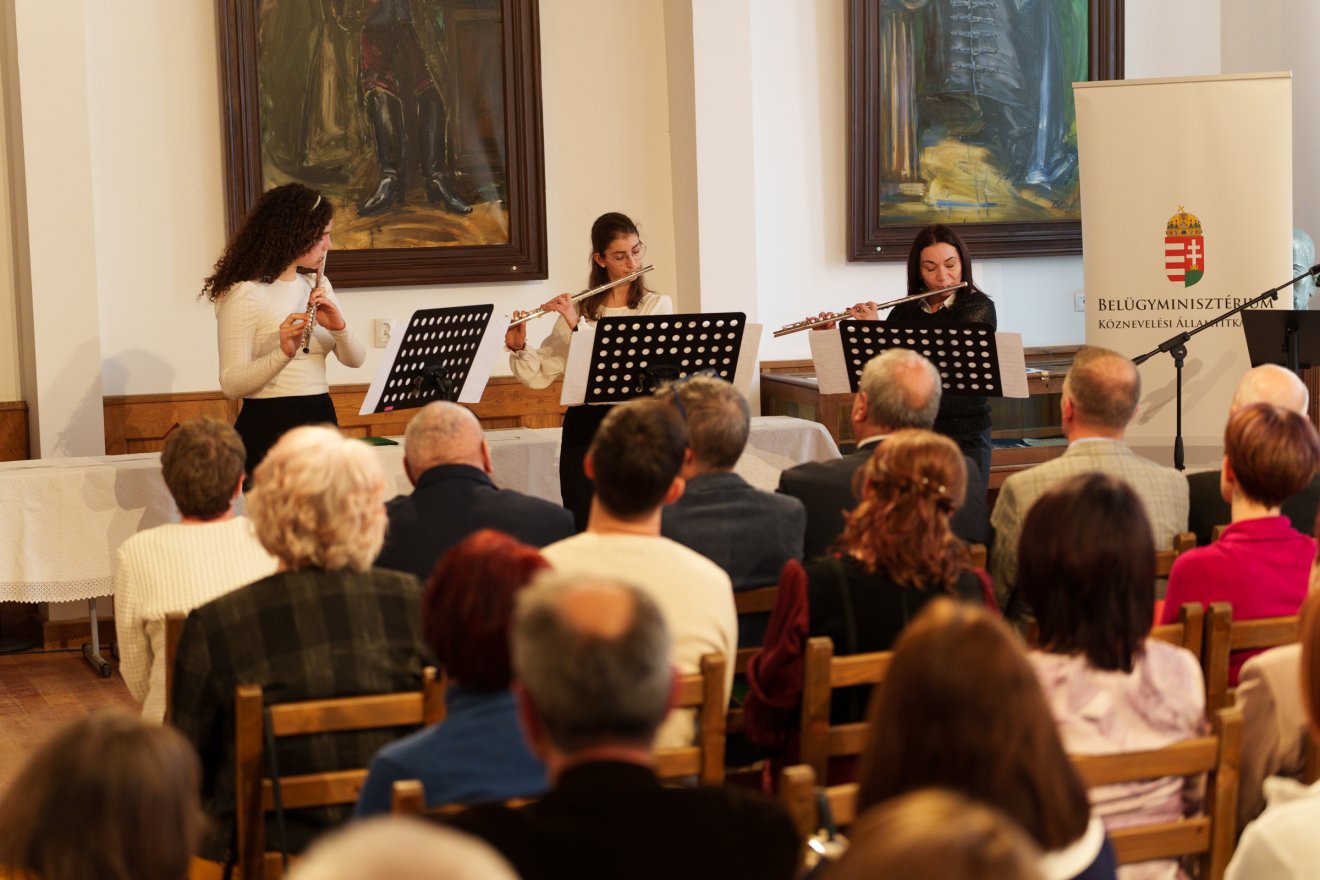 A Plugor Sándor Művészeti Szakközépiskola fuvolatriója zenei közjátékkal üdítette a közönséget &bullet;  Fotó: Tuchiluș Alex