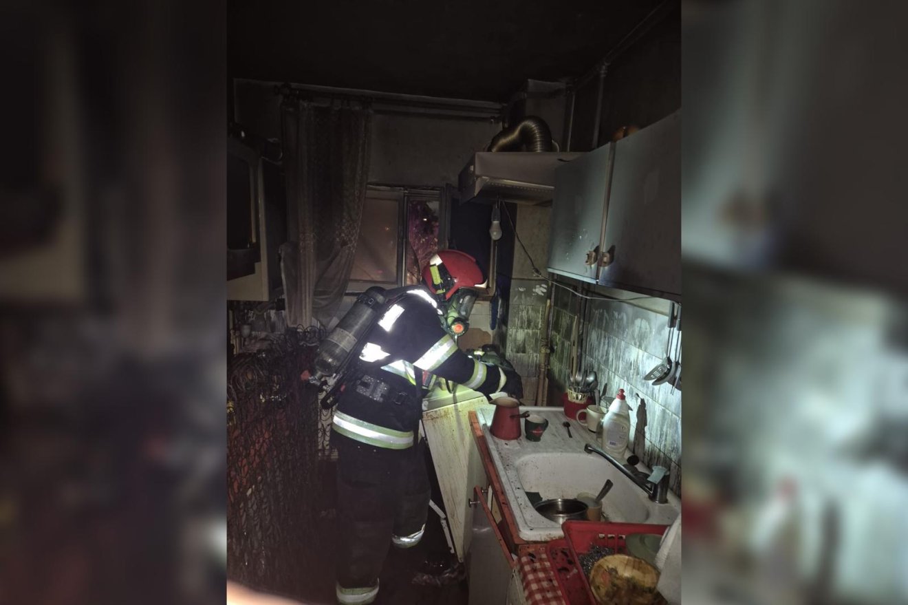 Egy lakás konyhájában ütött ki a tűz. A tömbház lakóit evakuálták a sűrű füst miatt &bullet;  Fotó: Kovászna megyei tűzoltóság