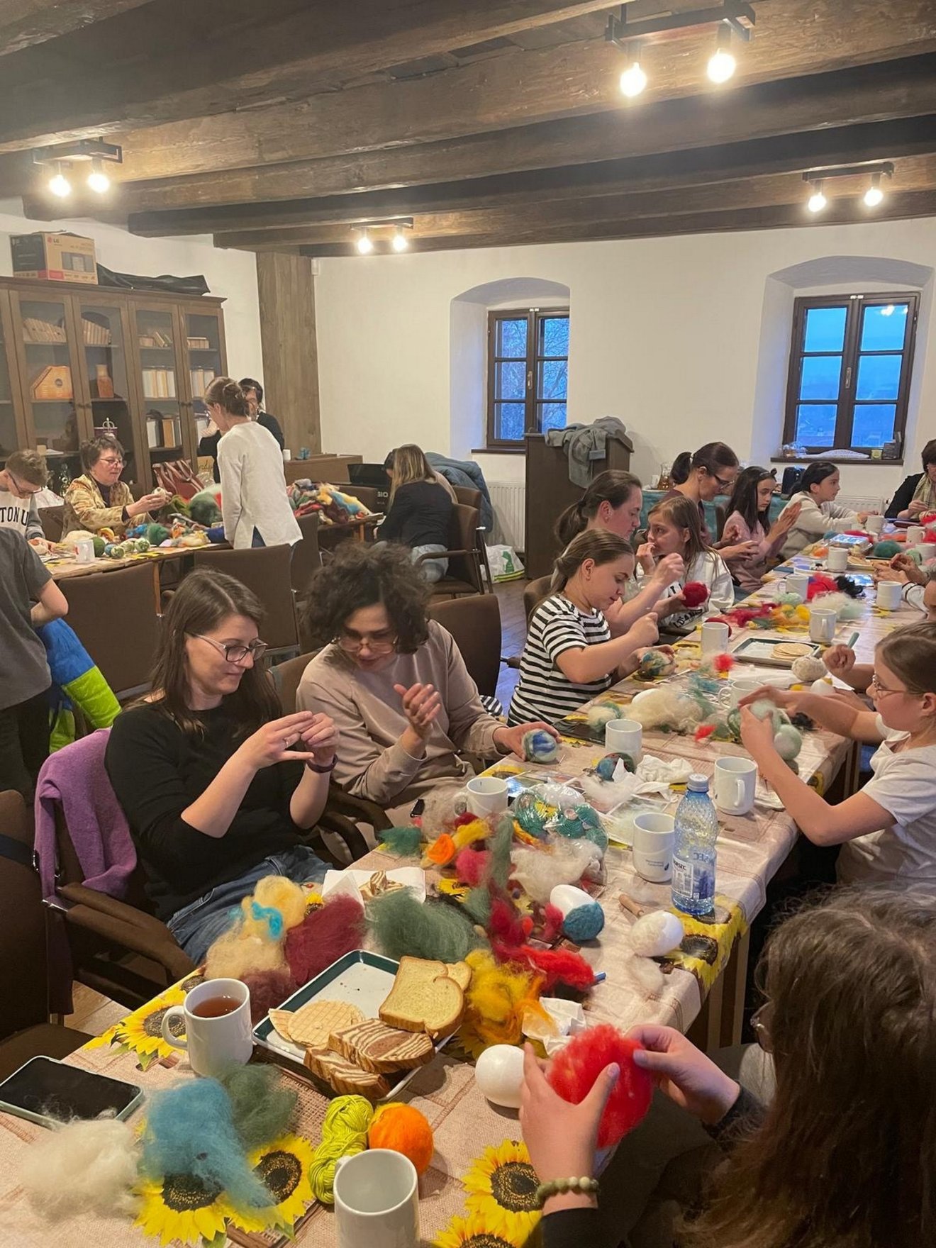 Fonalművészetet gyakorlók a gyülekezeti teremben &bullet;  Fotó: Sepsiszentgyörgyi Református Vártemplom/Facebook