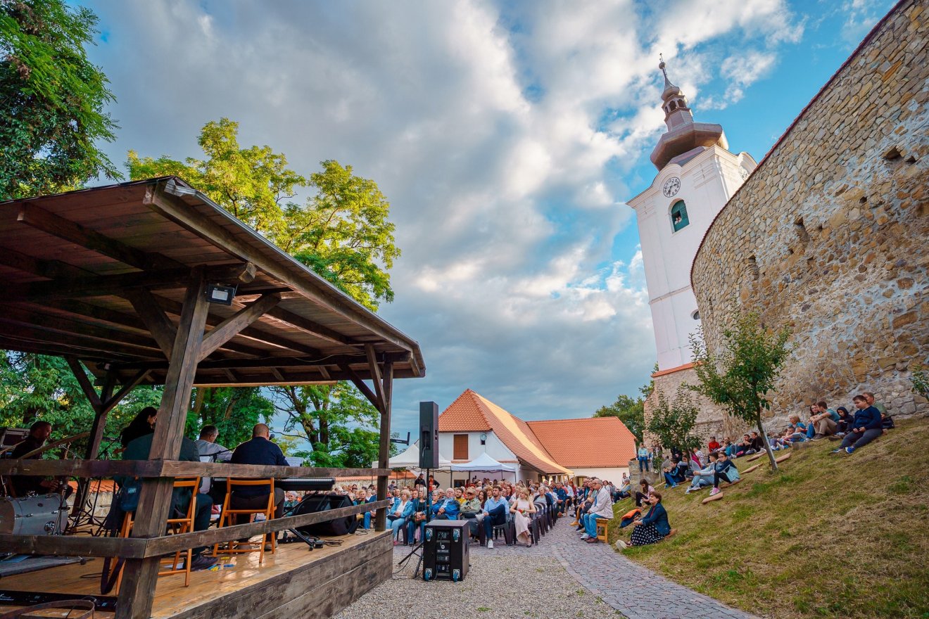 A gyülekezeti, közösségi élet számtalan formáját tudják befogadni a várfalak &bullet;  Fotó: Antal Árpád/Facebook