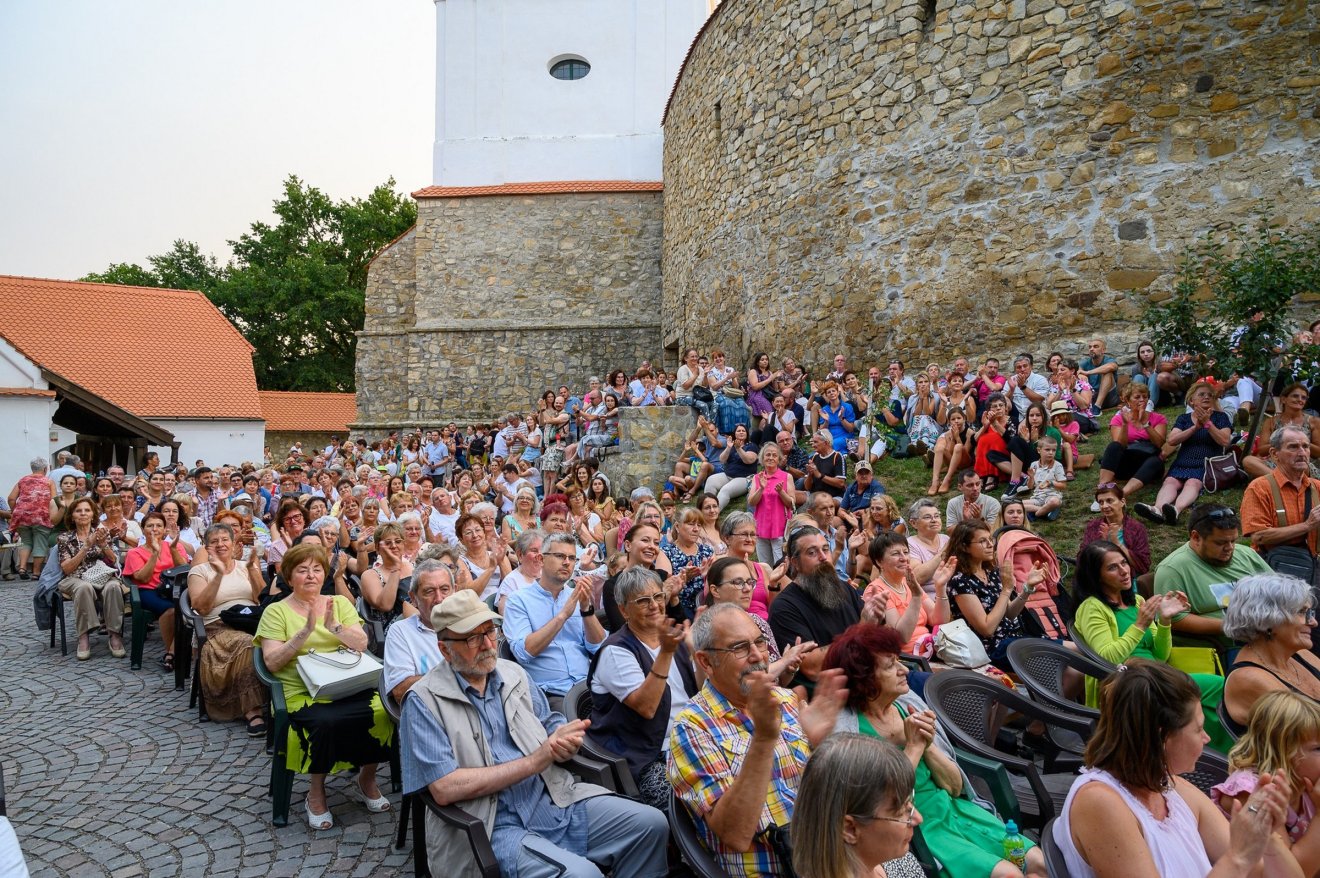 A nyáresti koncertsorozat a templomudvaron mindig telt házas volt &bullet;  Fotó: Antal Árpád/Facebook