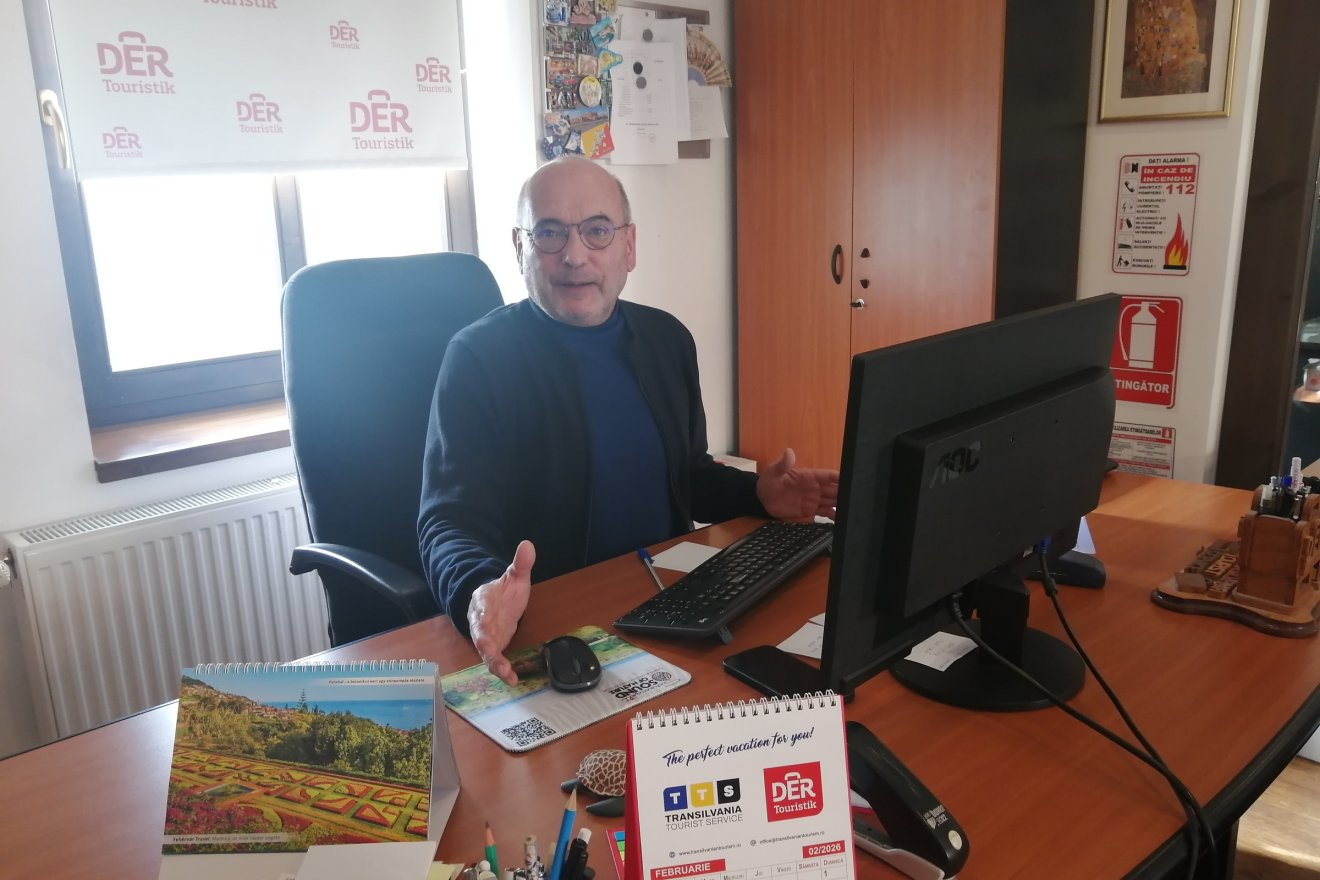 Minden nap öröm elolvasni – mondja László Endre, akinek az irodája előtti járdára van festve az írás &bullet;  Fotó: Bodor Tünde