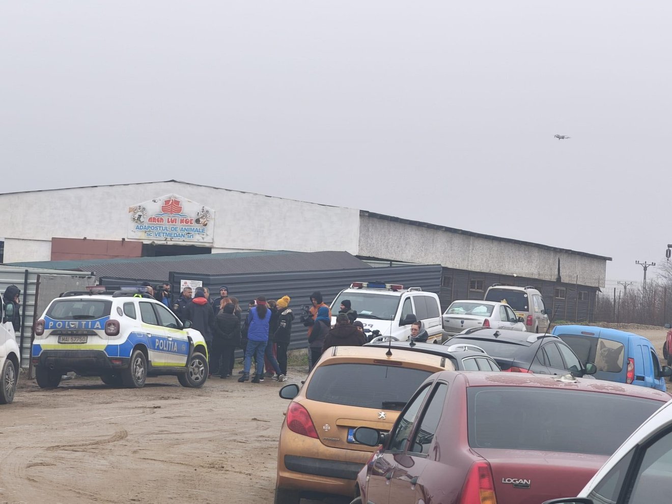 A menhely környékén napokon át dolgoztak a rendőrök, civilek, és a sajtó munkatársai &bullet;  Fotó: Kola Kariola/Facebook