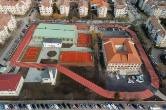 Rövidebb munkálati időre számítottak, mégis évekig elhúzódott az iskolaudvar felújítása