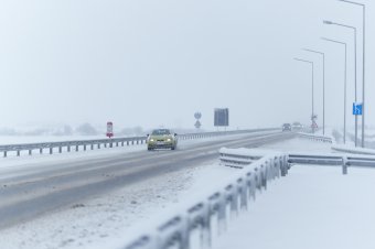 Huszonegy megyében okozott fennakadásokat a havazás