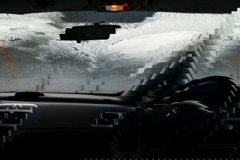 Fagyosra fordul az időjárás csaknem az egész országban; szél és csapadék miatt adtak ki figyelmeztetést