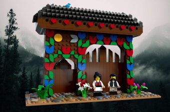 Julcsa és Ábel is megérkezett a LEGO-székelykapu mellé