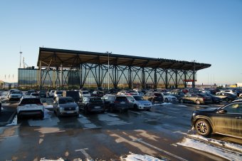 Megváltoznak a parkolási díjak a brassói repülőtéren