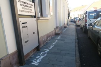 Weöres Sándor verssorait festették egy sepsiszentgyörgyi járdára