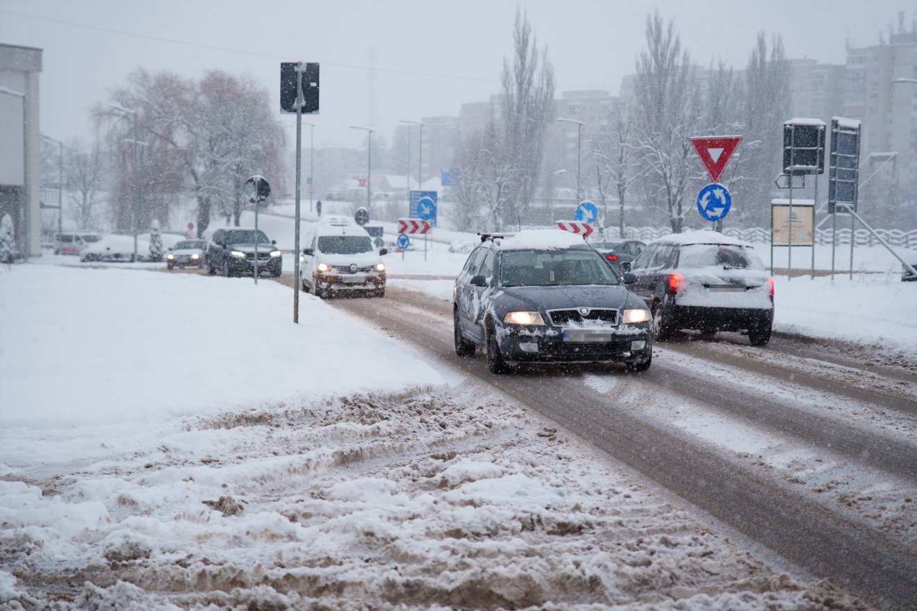 Nehezen indult a reggel a havazás miatt a székelyföldi városokban