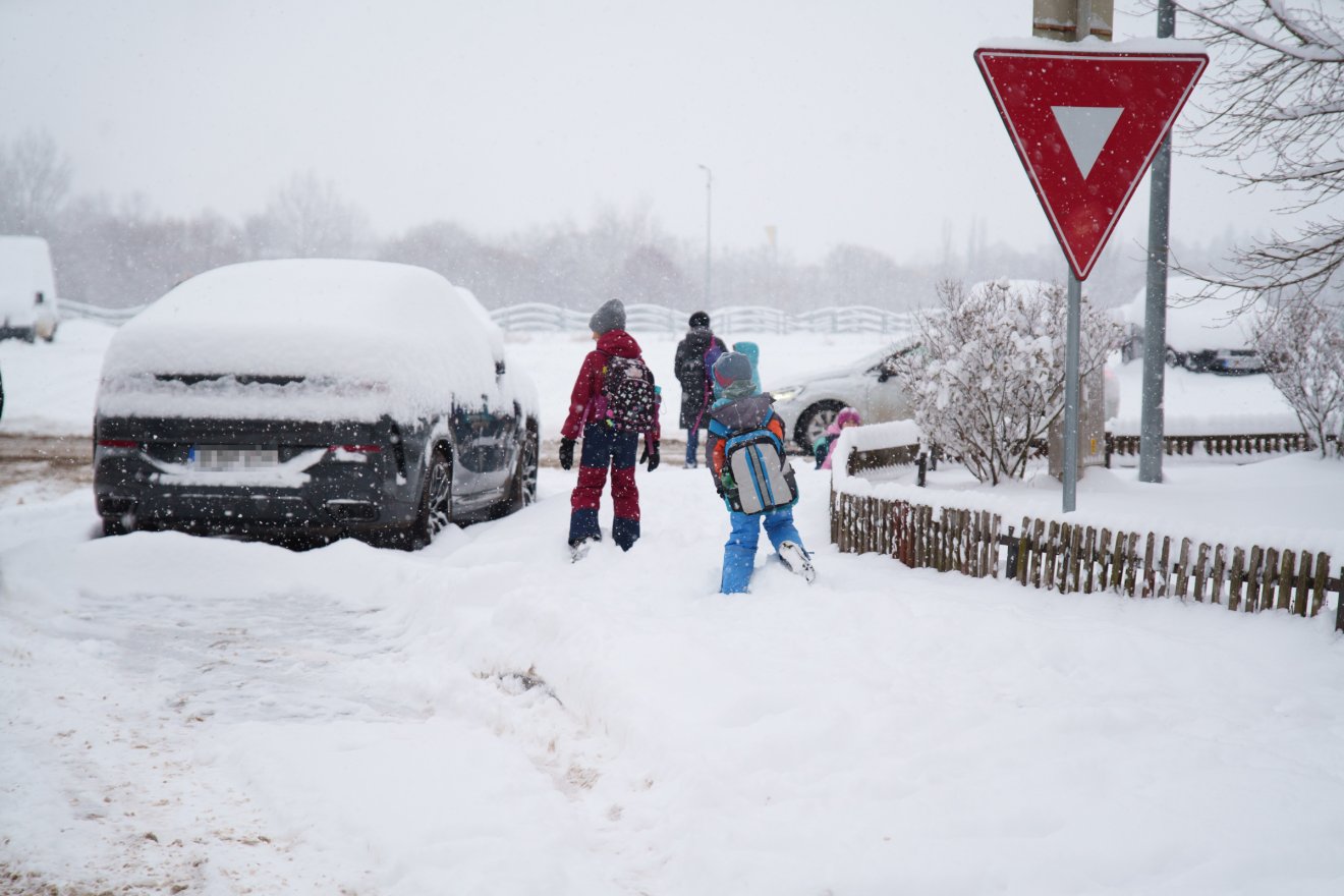 Nehezen indult a reggel a havazás miatt a székelyföldi városokban