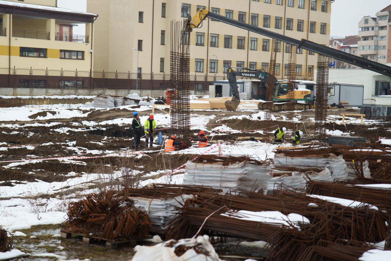 Kezdenek látszani az új bölcsőde kontúrjai a sepsiszentgyörgyi Olt-negyedben