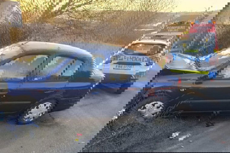 Fának hajtott egy autó Árvátfalván, majd egy másik is belerohant