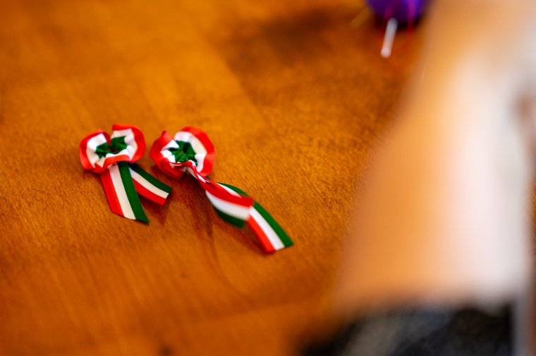 Sepsi Pilvax: kokárdakészítéssel hangolódnak az ünnepre