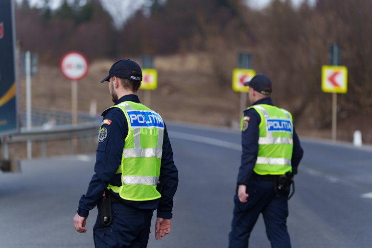 Gyorshajtás, alkohol és hamis jogosítvány miatt intézkedtek a közlekedésrendészek