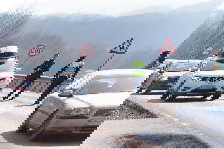 Autókat ellenőriznek, az erdőt is átfésülik – nagy erőkkel keresik az ismeretlen férfit Háromszéken