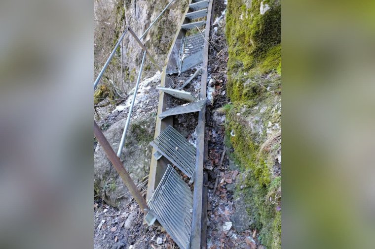 Szikla rongálta meg az Almási-barlanghoz vezető lépcsőt