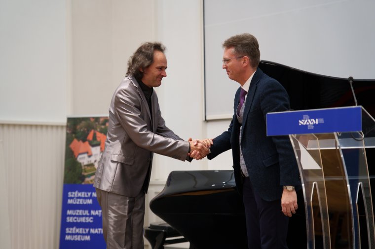 Először szólalt meg Sepsiszentgyörgyön Bogányi Gergely csodazongorája