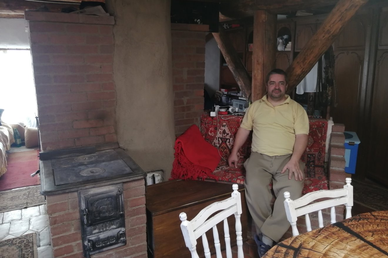 Az ágaprítékkal fűtött tömegkályha melege egy épített padkát is fűt, ahol nagyon szeretnek üldögélni a háziak &bullet;  Fotó: Bodor Tünde