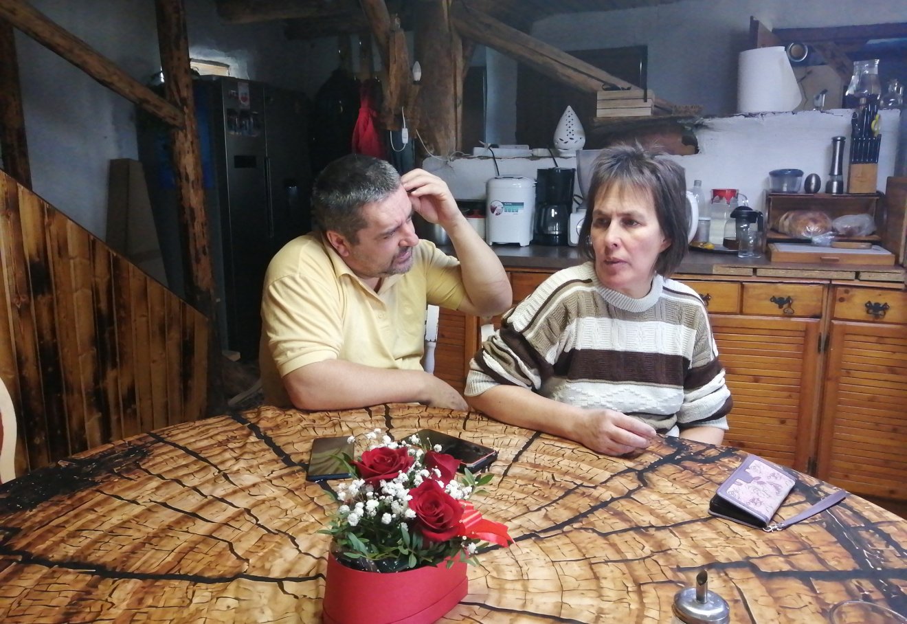 Antal András és felesége évek kétkezi munkájával formálja a tágas árkosi szalmabála házat &bullet;  Fotó: Bodor Tünde