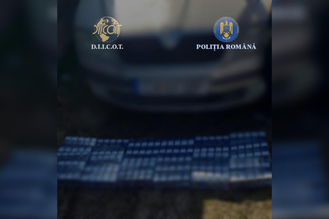 Harminckét házkutatás során több mint hatvanezer szál cigarettát, készpénzt és egy légpisztolyt találtak &bullet;  Fotó: Hargita megyei rendőrség