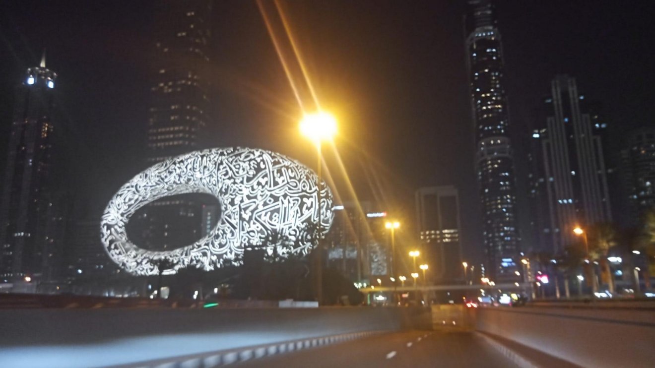 A Jövő múzeuma a taxiból fényképezve &bullet;  Fotó: Olvasói felvétel