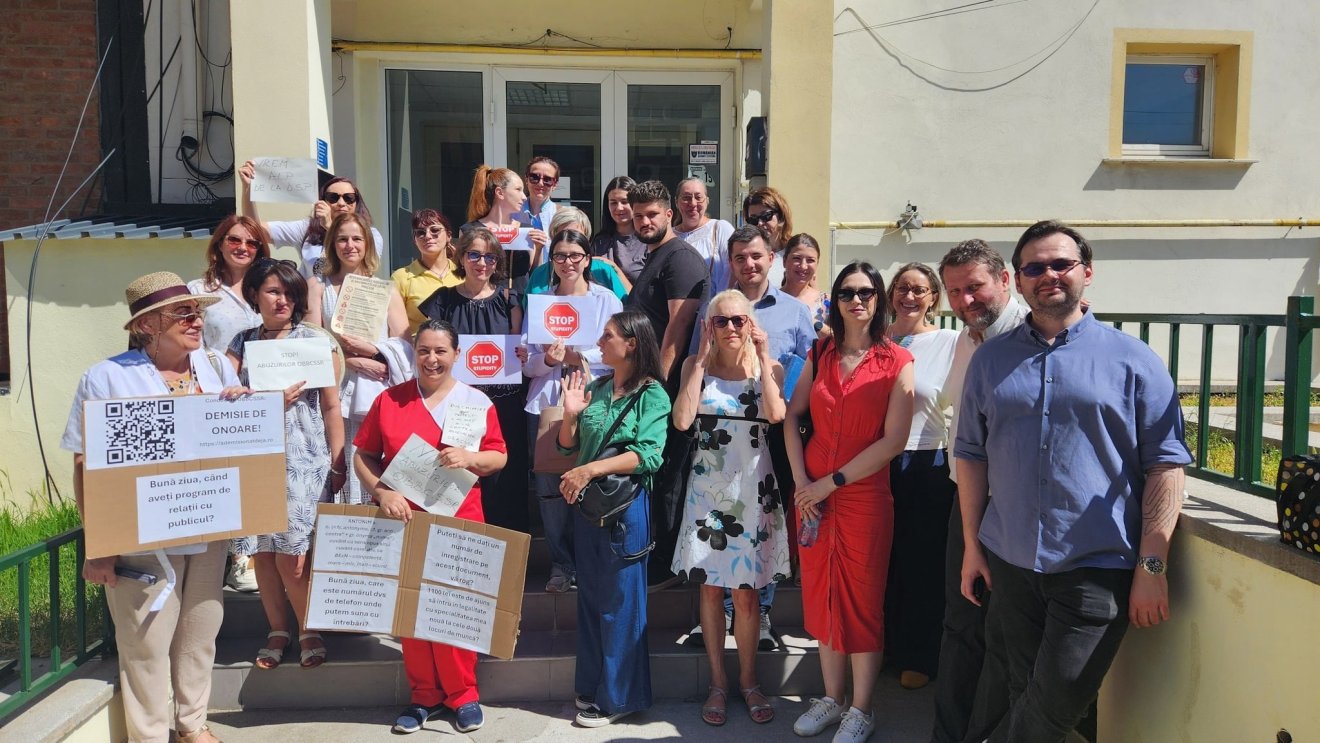 Az OBBCSSR székhelye előtt tüntettek a biológusok és kémikusok • Fotó: Fejér Szilárd/Facebook