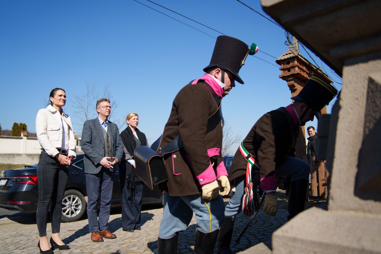 Hankó Balázs szerdán koszorút helyezett el Gábor Áron eresztevényi síremlékénél