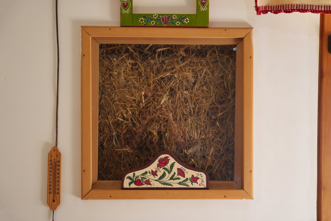 Az „igazságablak” minden szalmabála ház kelléke: rámutat a szalmabálára a falakban &bullet;  Fotó: Tuchiluș Alex