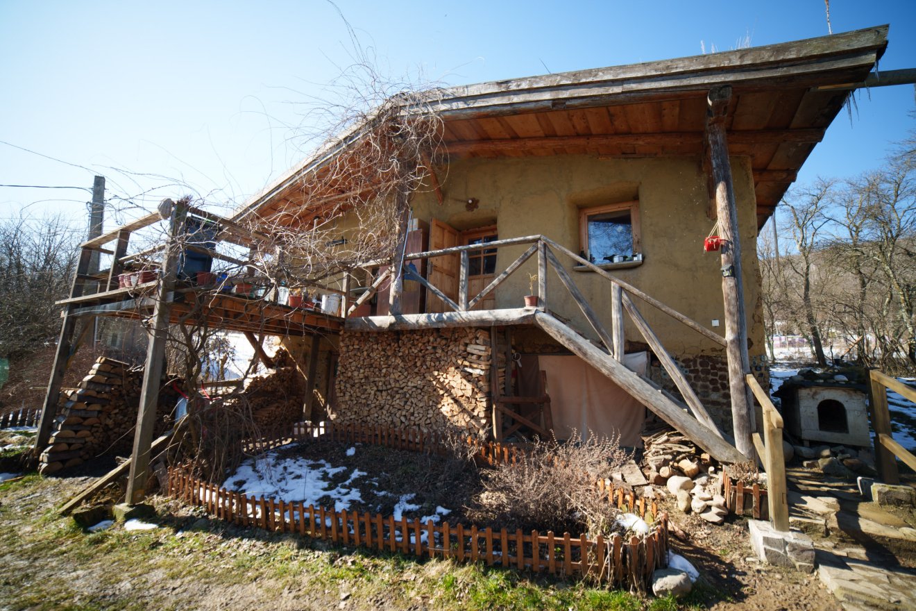 A nagy teraszon nagyon szeretnek a napon sütkérezni a háziak és baráti társaságuk &bullet;  Fotó: Tuchiluș Alex