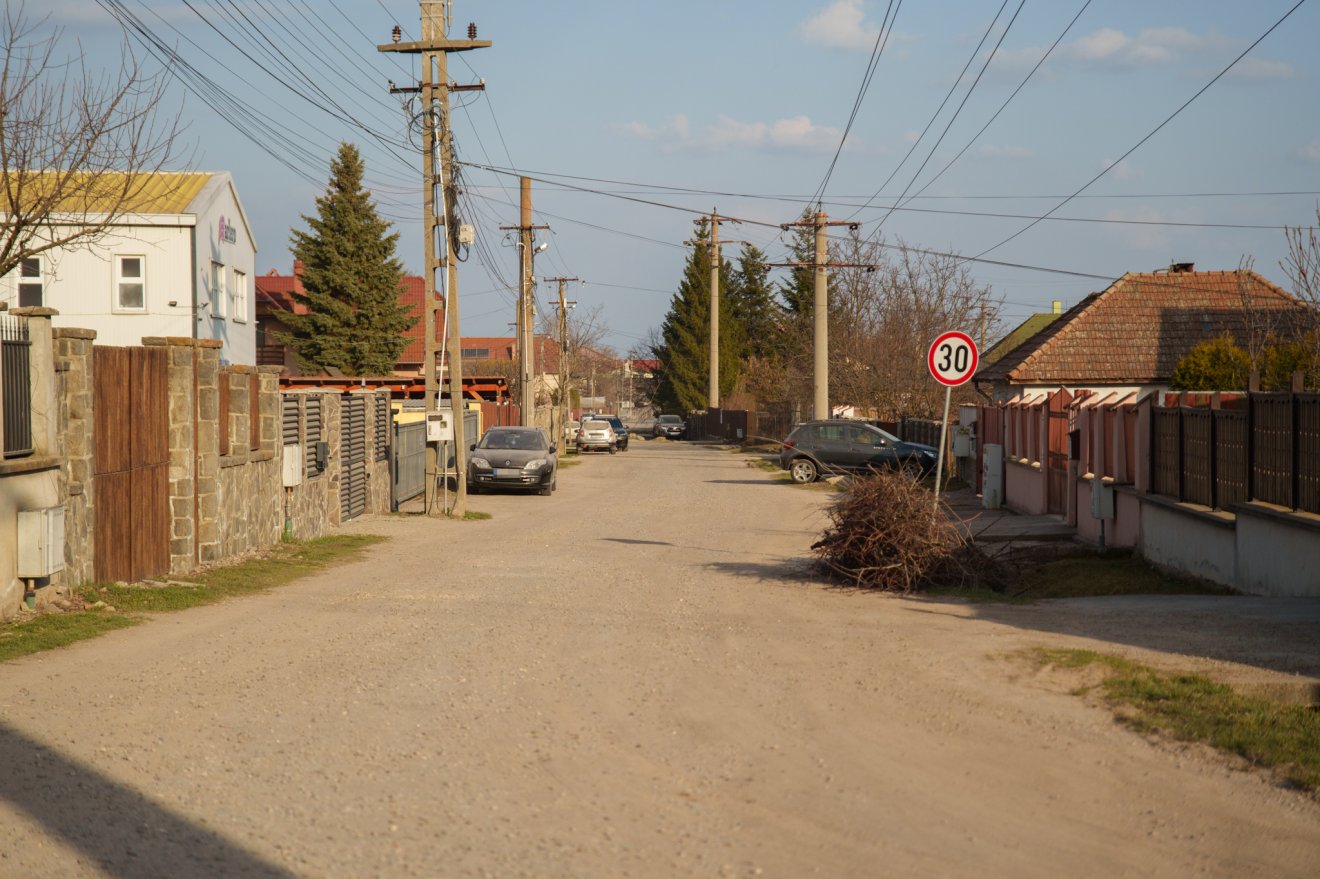 A Hydrokov a Farm utcában új vezetéket épít ki a Pacén elhelyezett tartályhoz