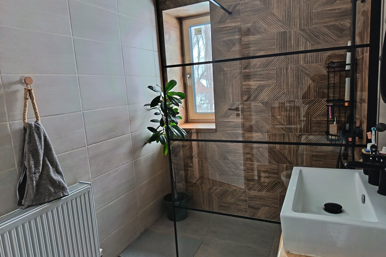 Mivel belül gipszkarton falak vannak a sepsiszentgyörgyi szalmabála házban, modern belsőépítészeti megoldások is működnek &bullet;  Fotó: Bodor Tünde