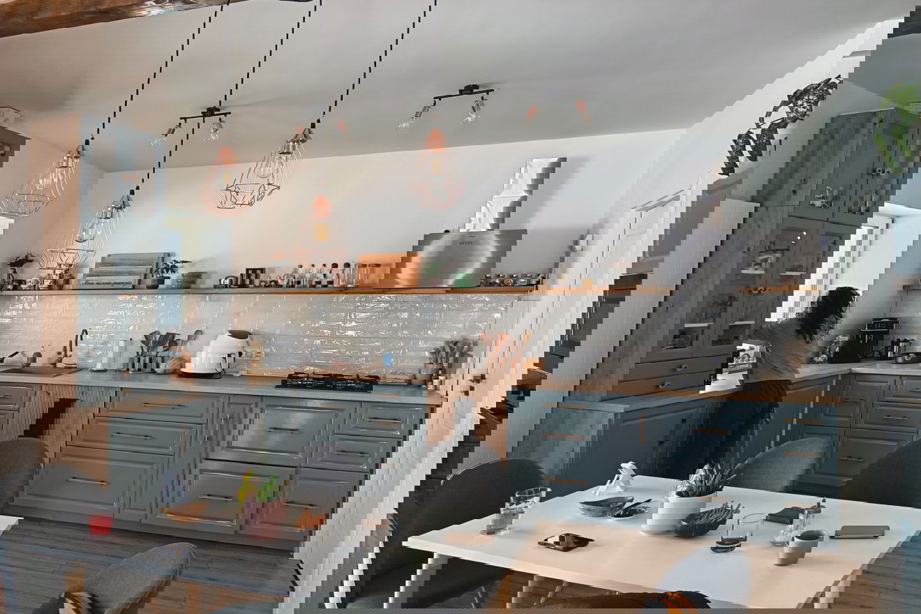 Modern konyha a szalmabála házban, saját tervek szerint készült bútorral, sajátkezű megoldásokkal &bullet;  Fotó: Bodor Tünde