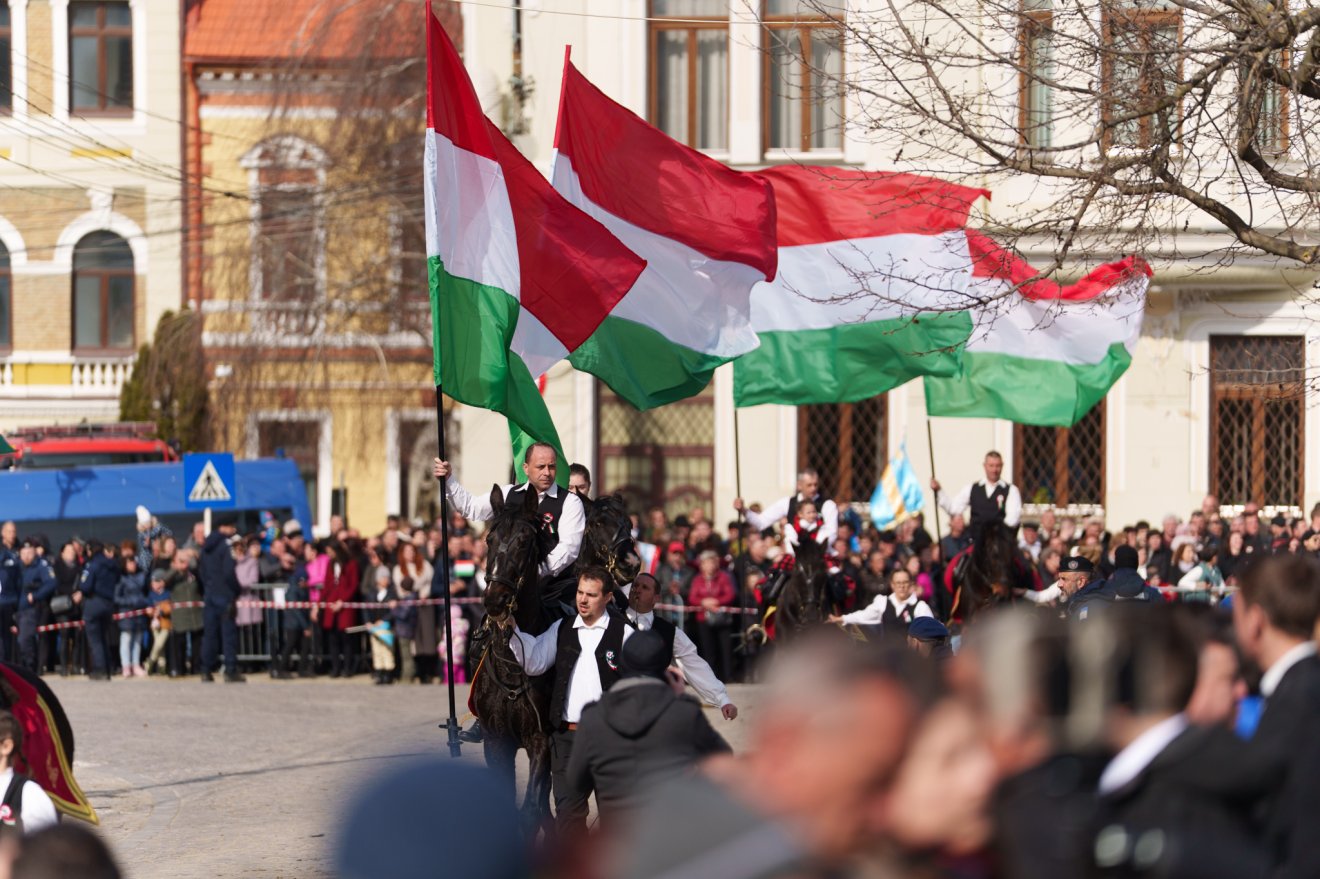 Március 15-én a Gábor Áron tér megtelt nemzeti színű lobogókkal