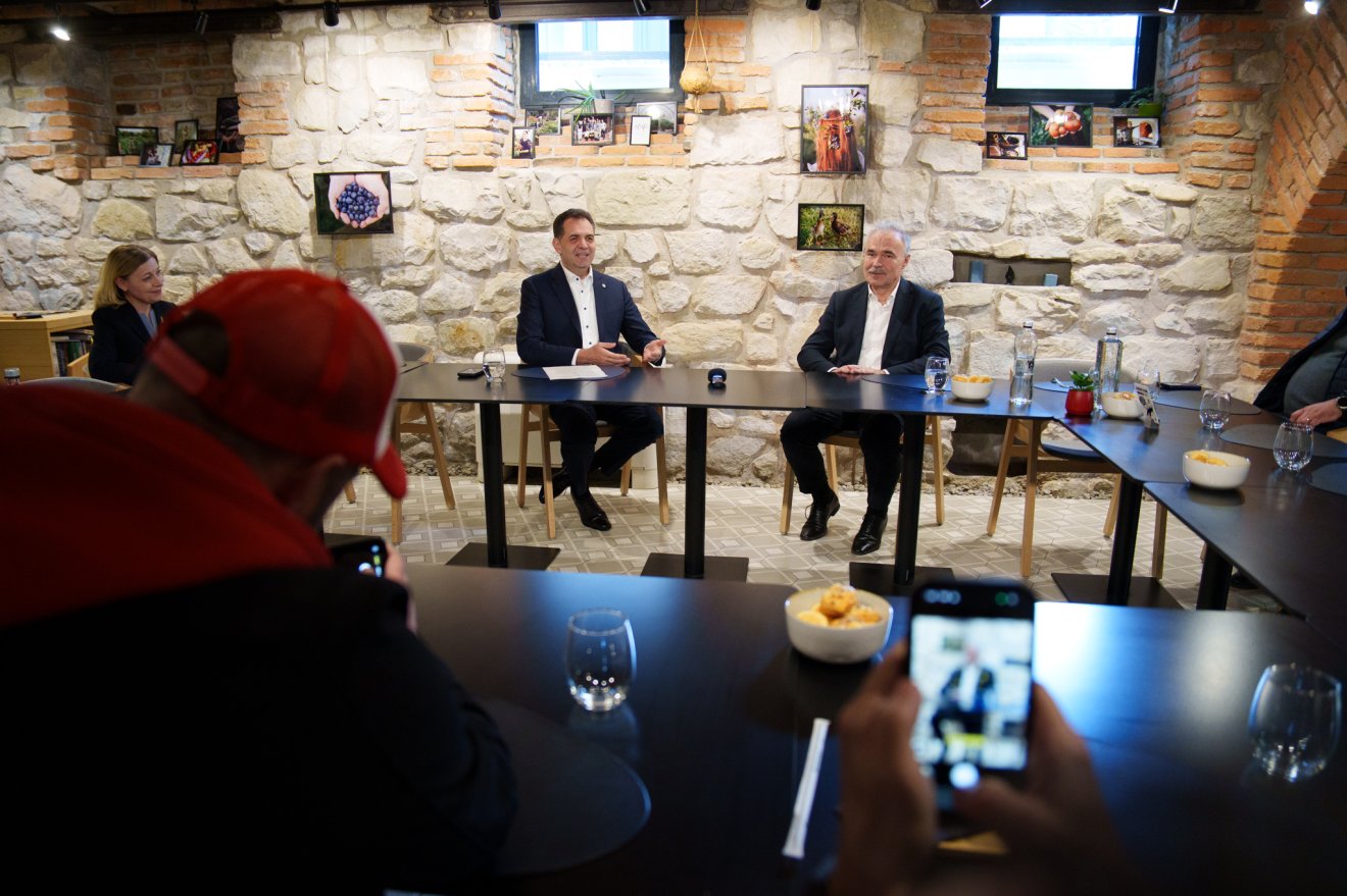 Régi barátság fűzi össze a beszélgetőket, Nagy István még Mosonmagyaróvár polgármestereként kötött testvérvárosi szerződést Sepsiszentgyöggyel &bullet;  Fotó: Tuchiluș Alex