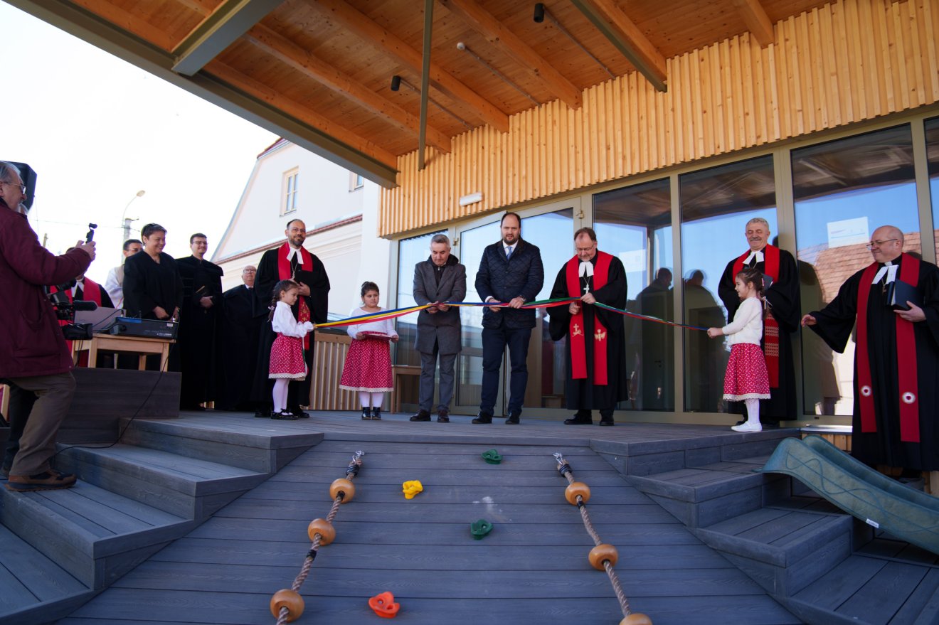 A magyar és román nemzet színeit viselő szalagot közösen vágta el Gheorghe Sucaciu, Nacsa Lőrinc és Adorjáni Dezső Zoltán &bullet;  Fotó: Tuchiluș Alex