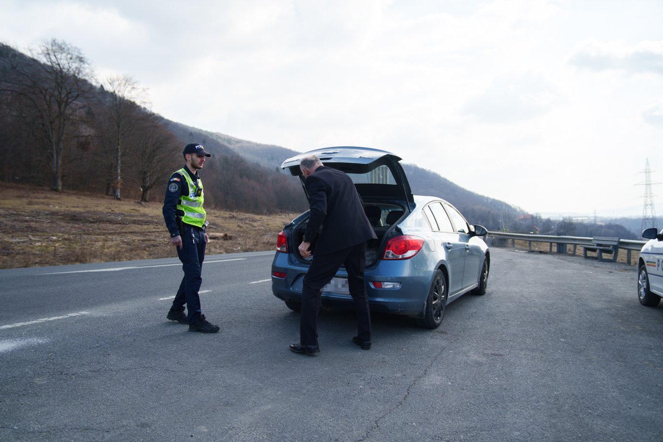Minden jármű csomagtartóját átvizsgálják &bullet;  Fotó: Tuchiluș Alex