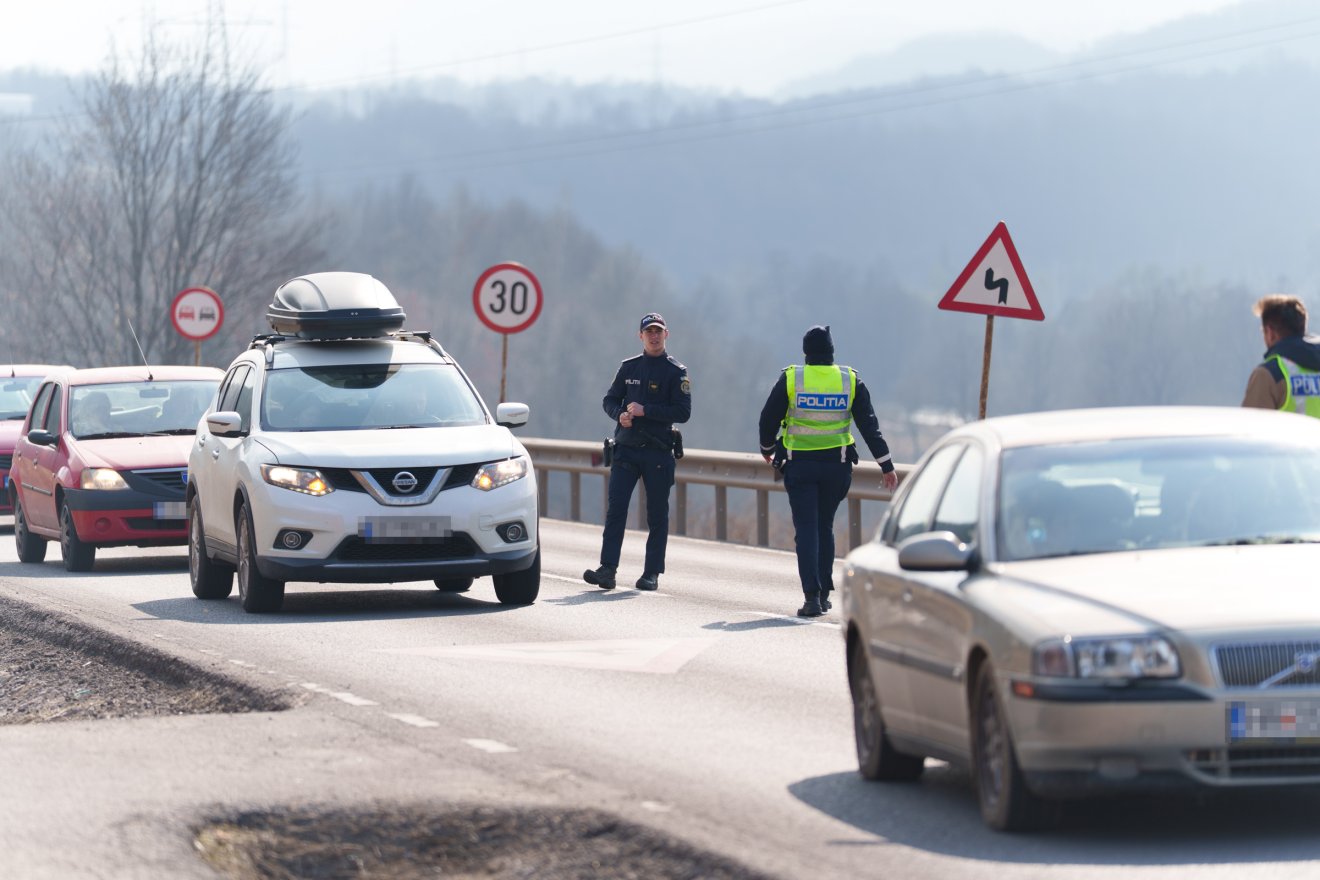 Átfogó rendőri ellenőrzés zajlik Sepsibükszád környékén &bullet;  Fotó: Tuchiluș Alex