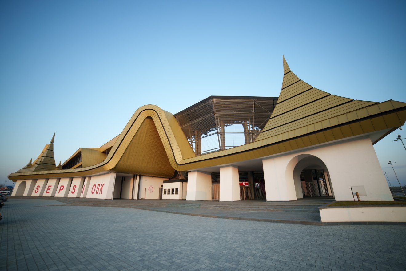 A Makovecz és Kós építészetét idéző homlokzattal Sepsiszentgyörgy védjegyévé vált az aréna &bullet;  Fotó: Tuchiluș Alex