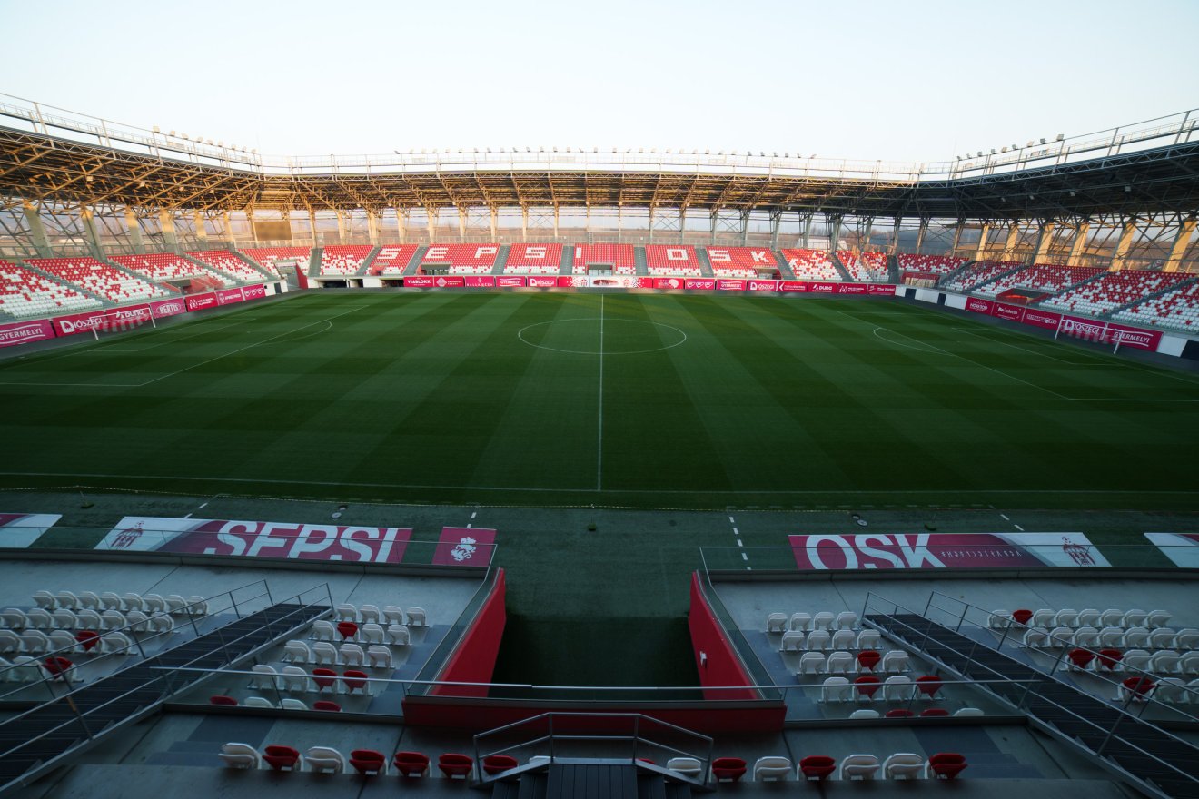 Tavaly újult meg a gyepszőnyeg, amelyre okkal büszkék a sepsiszentgyörgyiek &bullet;  Fotó: Tuchiluș Alex