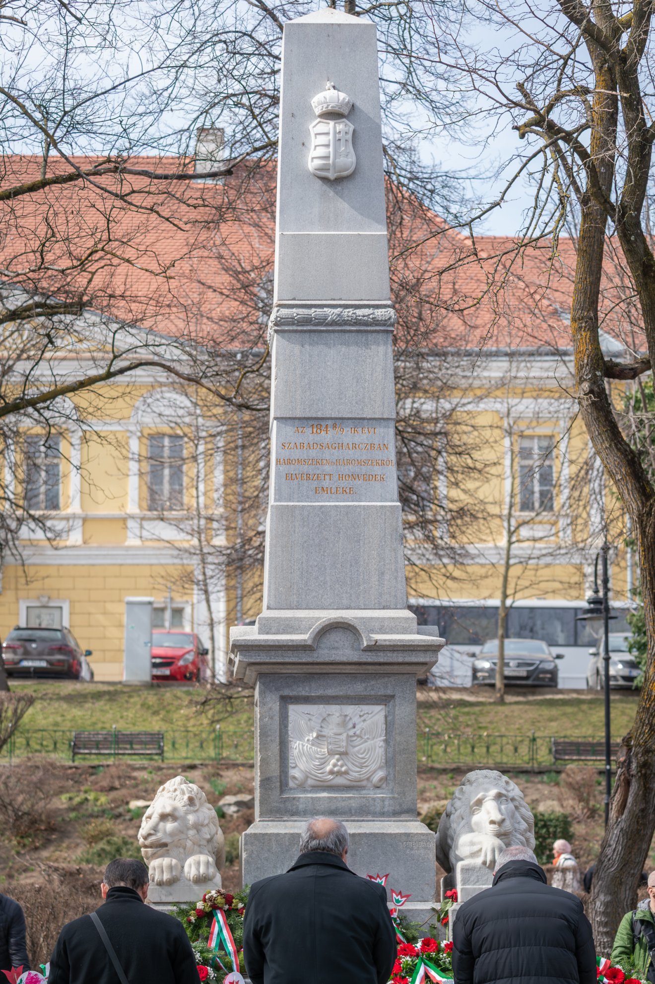 Az ünnepi műsor előtt a magyarországi és sepsiszentgyörgyi politikusok és civilek az Erzsébet parkban levő 48-as emlékműnél koszorúztak &bullet;  Fotó: Pinti Attila
