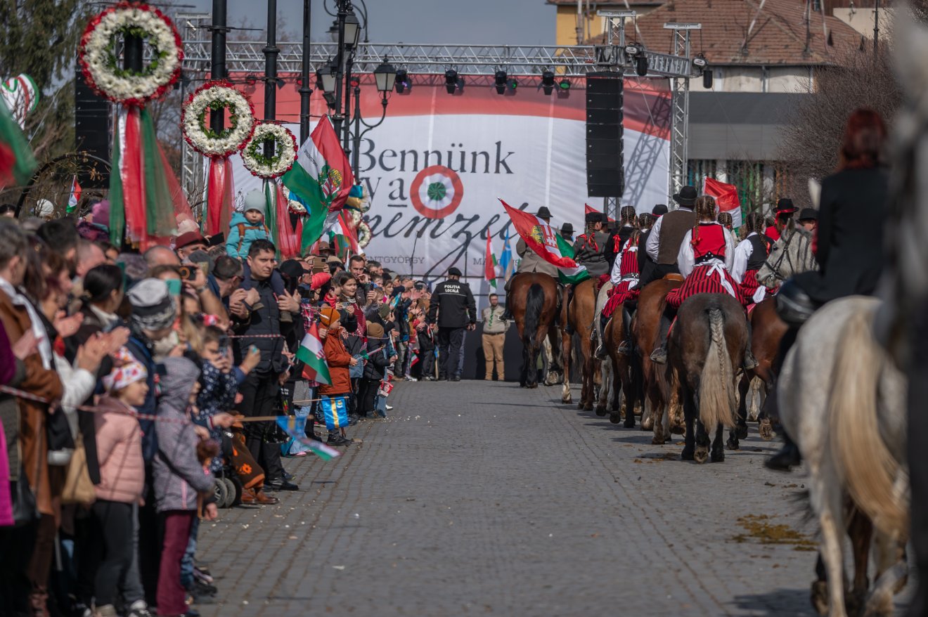 A főtéret most is betöltötte az ünneplők sokasága, akiket a magyar identitás köt össze &bullet;  Fotó: Pinti Attila